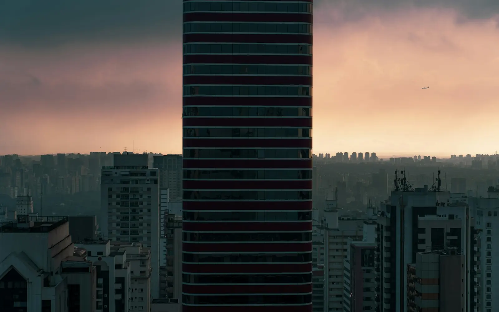 Torres residenciais ao entardecer